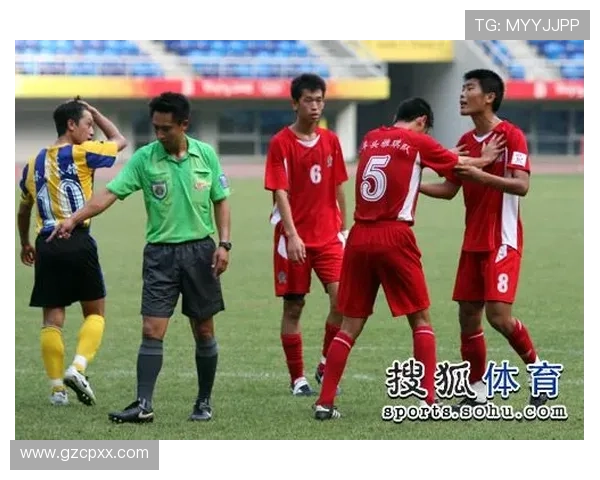 梅州教练组不满判罚 一工作人员当场跪地抗议裁判决定 梅州教练组不满判罚 一工作人员当场跪地抗议裁判决定